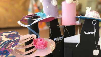 Hüte und Fächer aus Papier